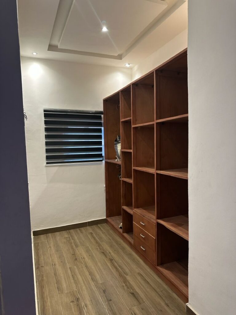 Garde-robe situé dans l'appartement meublé Nid Zen
