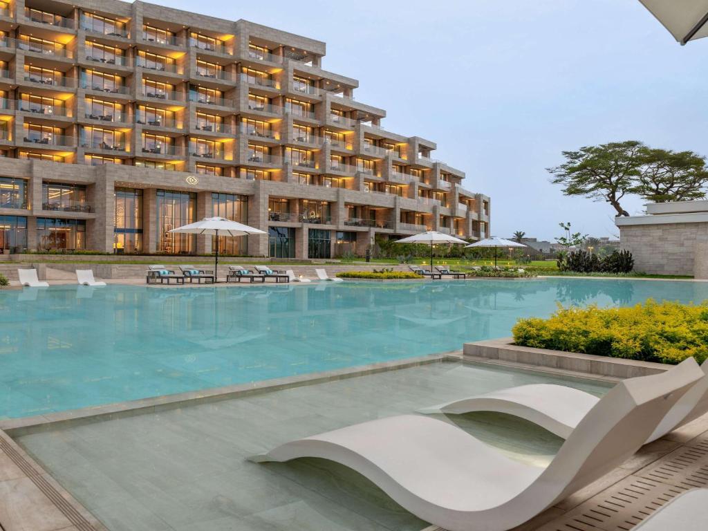 Photo de l'esplanade de l'hôtel de luxe Sofitel Marina