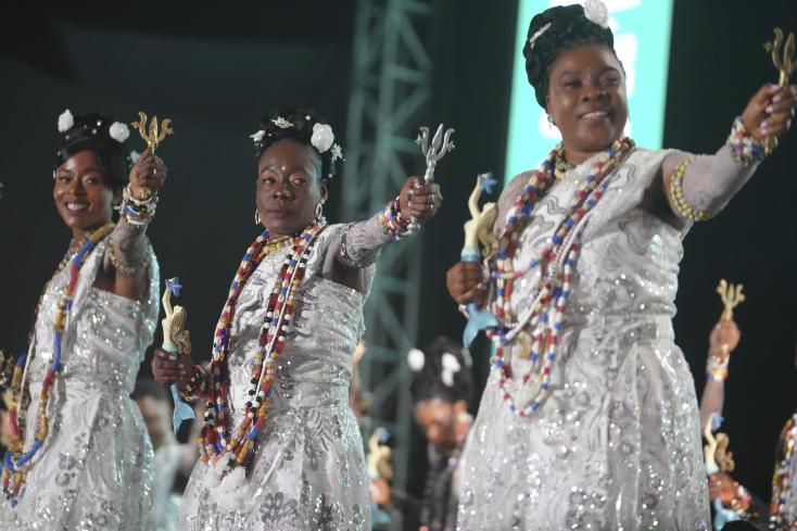 image de femmes célébrant la fête du vodoun à cotonou