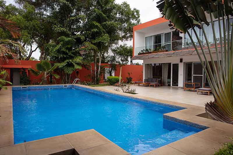 Photo de la veranda de l'hôtel de la maison rouge à Cotonou