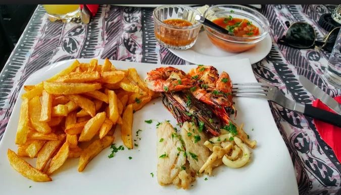 Plat de petits pois et de poissons grillés