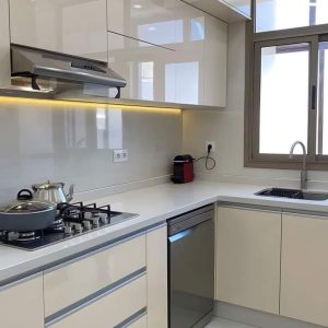 Cuisine moderne d'un appartement meublé de Cotonou