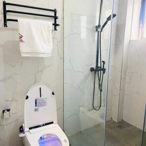 Douche moderne d'un appartement meublé de Cotonou